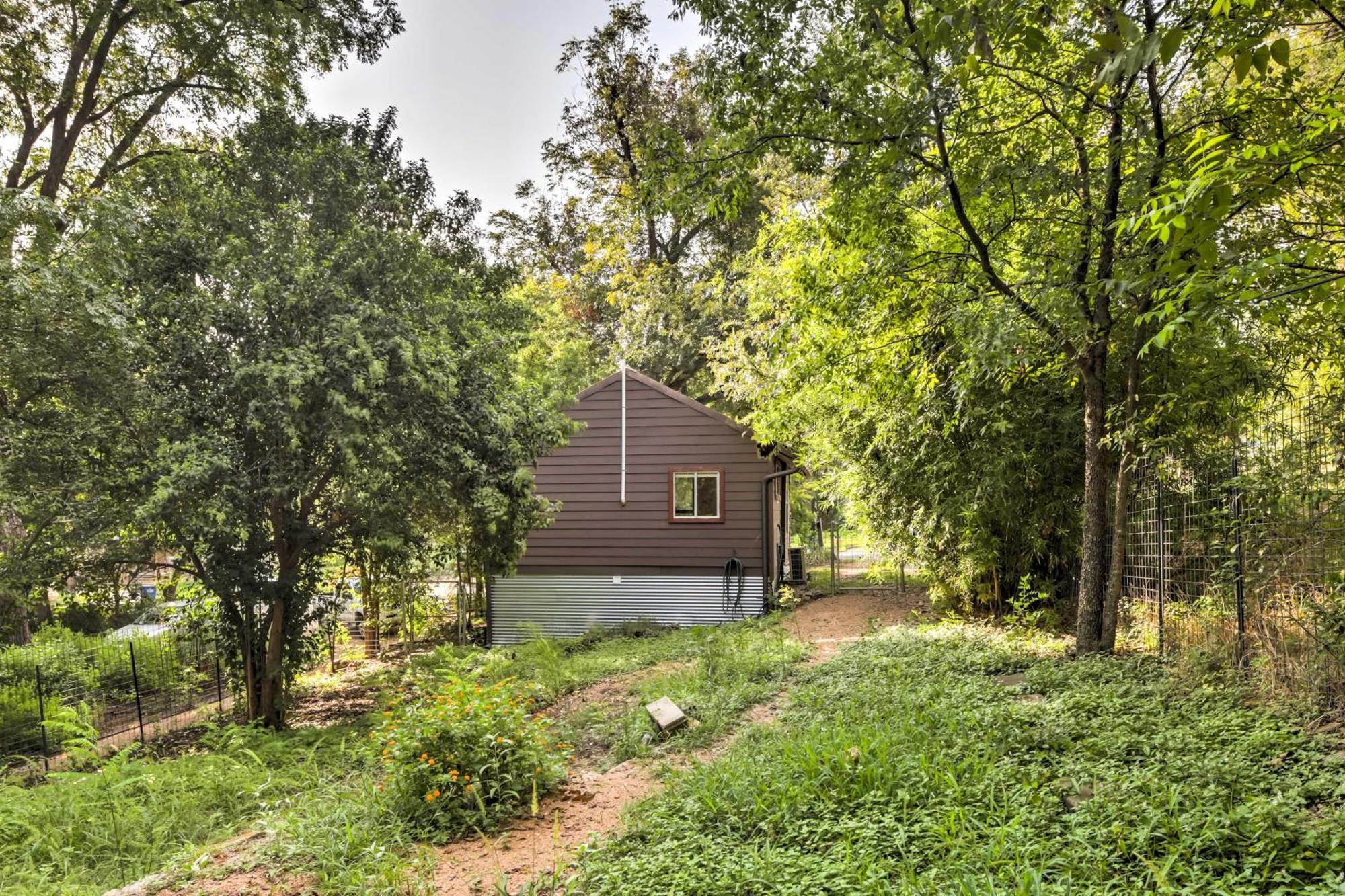 Апартаменты Chic East Austin Studio Bungalow With Spacious Yard! Экстерьер фото